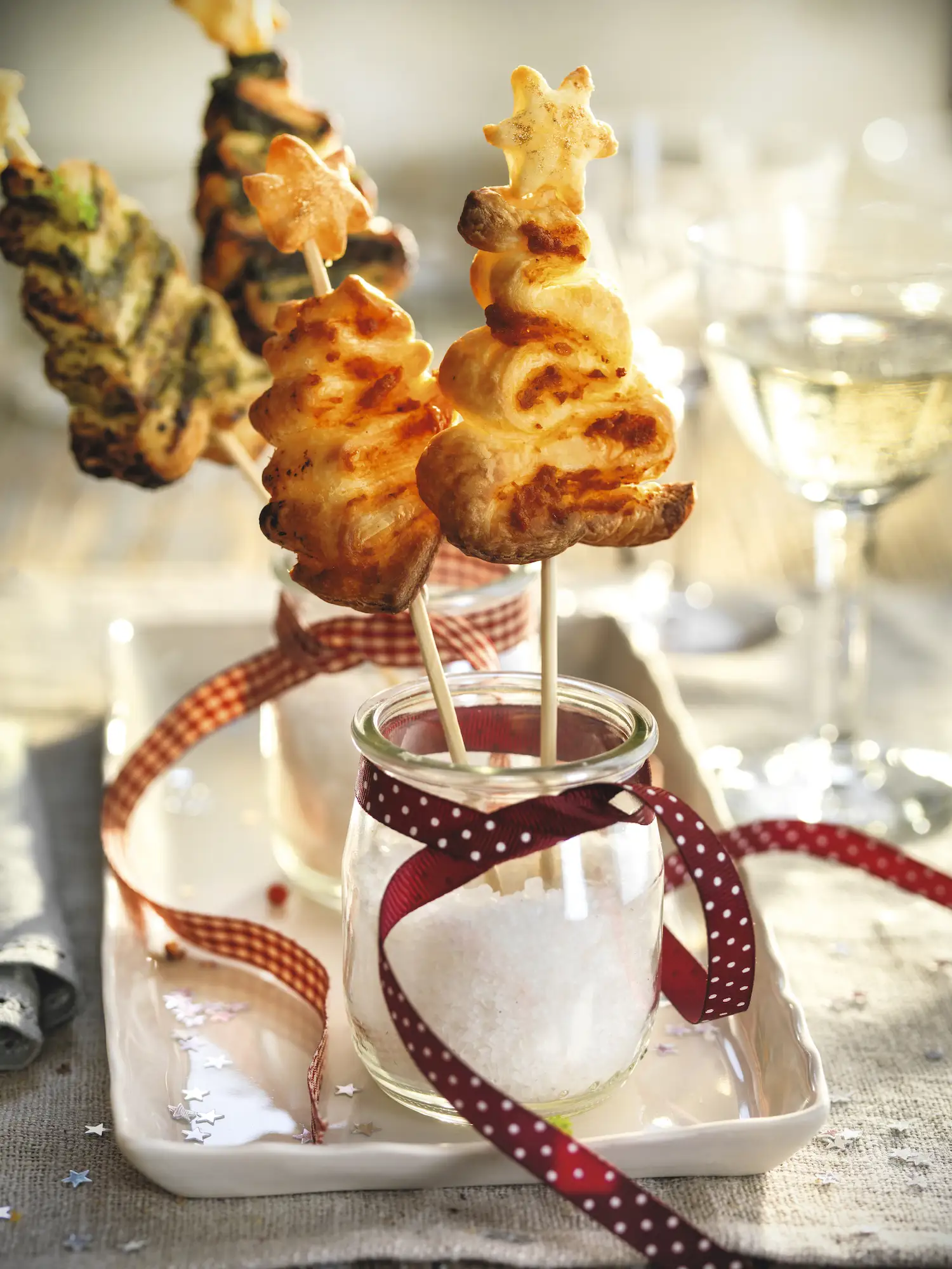 Piruletas de hojaldre con forma de arbolitos con pesto verde y rojo