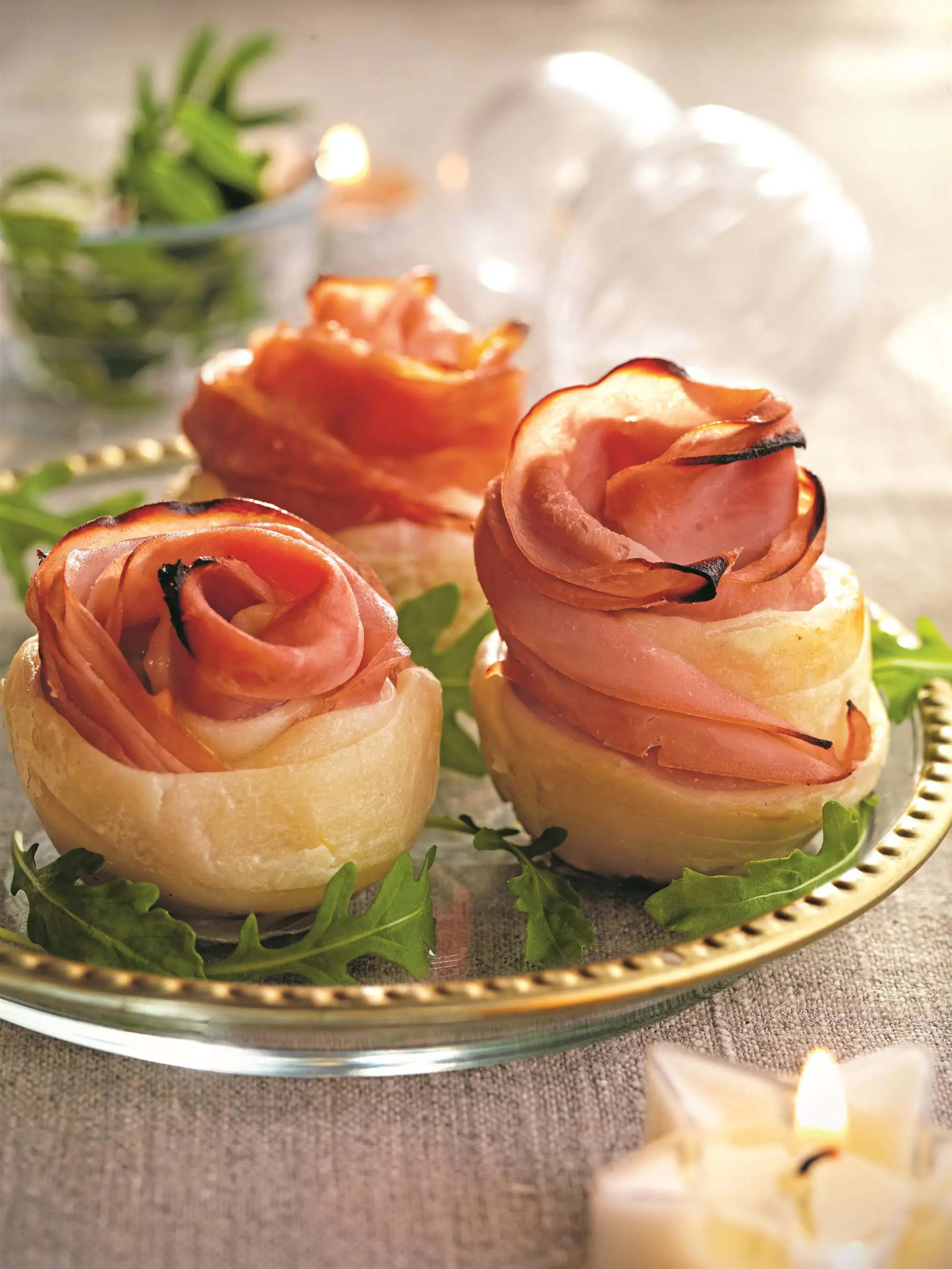 Rosas de hojaldre de jamón y queso