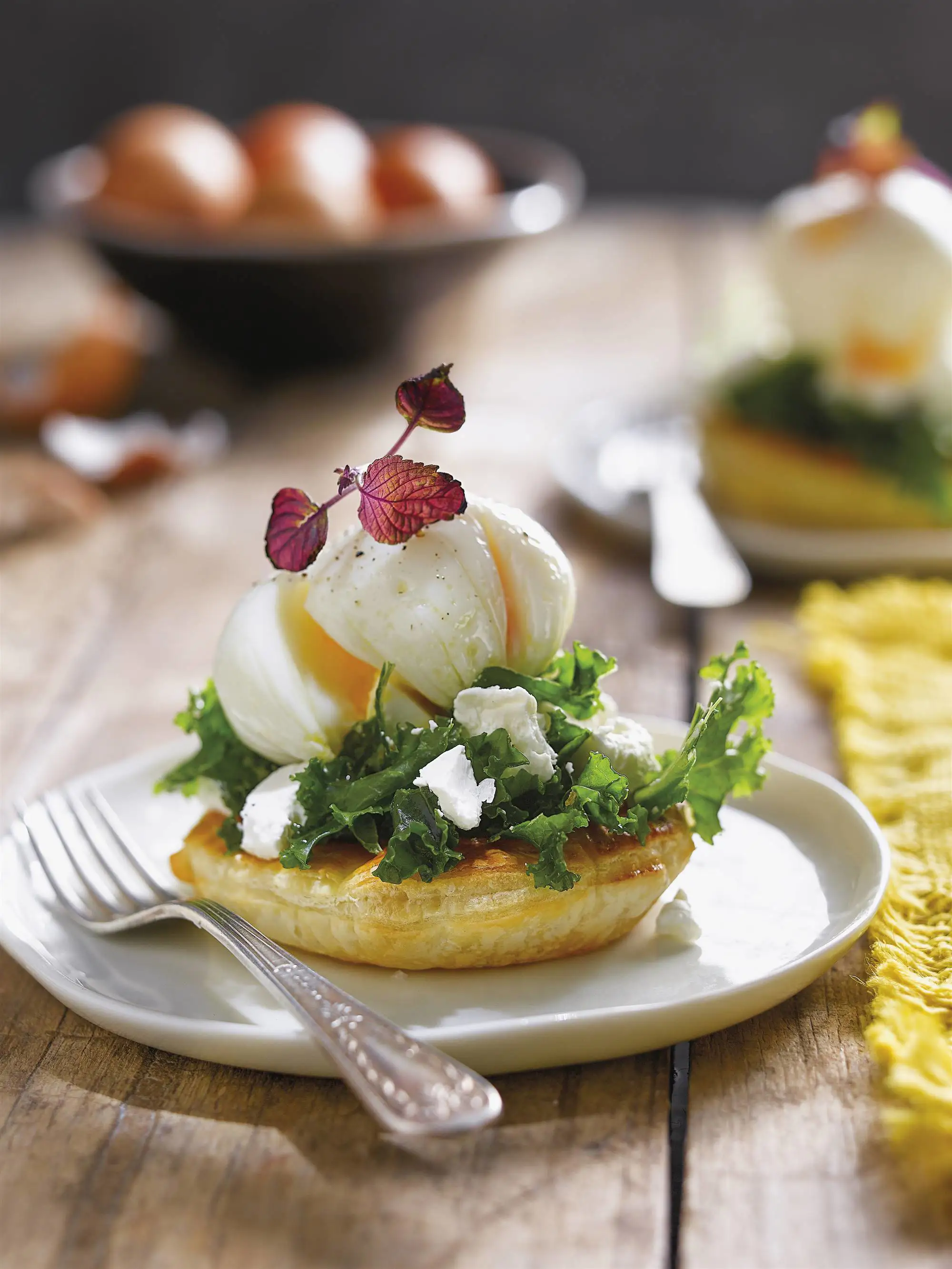 Tartaleta de hojaldre con kale y huevo poché