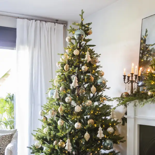 10 formas originales y bonitas para decorar el árbol esta Navidad, según las estilistas de El Mueble