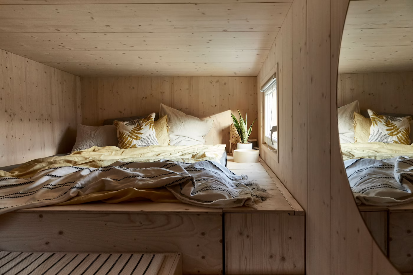 Cama compacta en habitación de madera