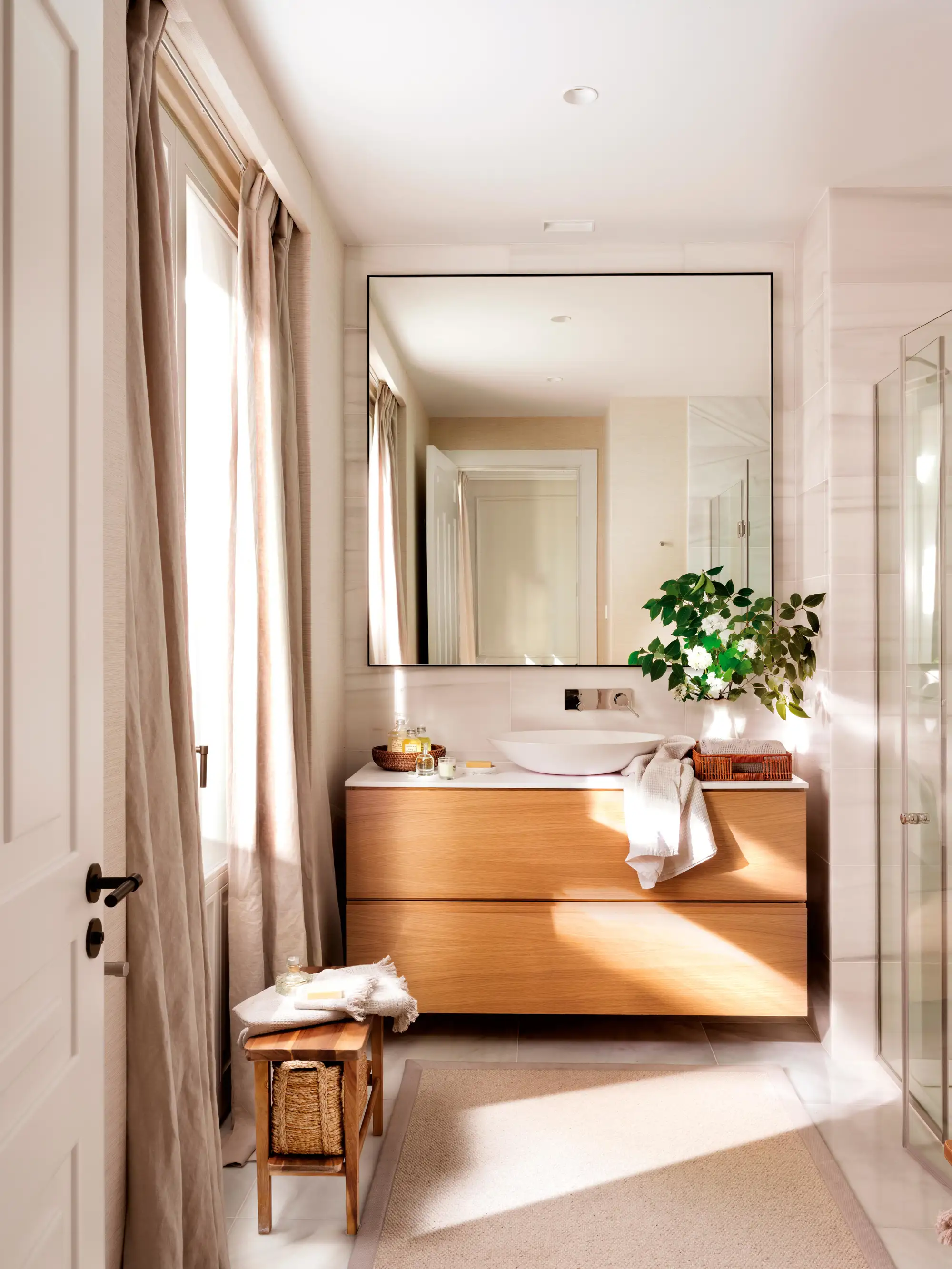 Baño pequeño con mueble de madera y cabina de ducha