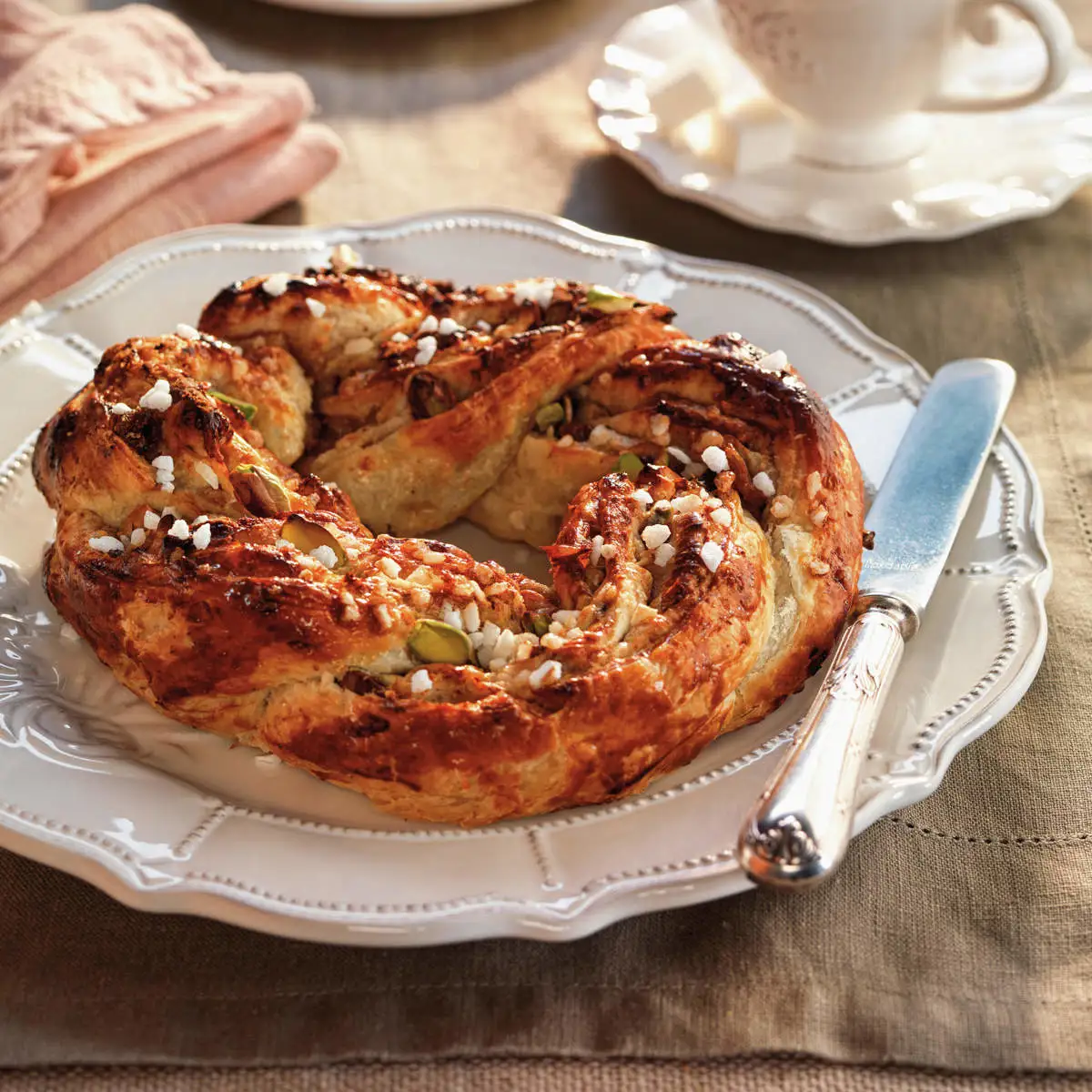 Corona de hojaldre rellena con frutos secos