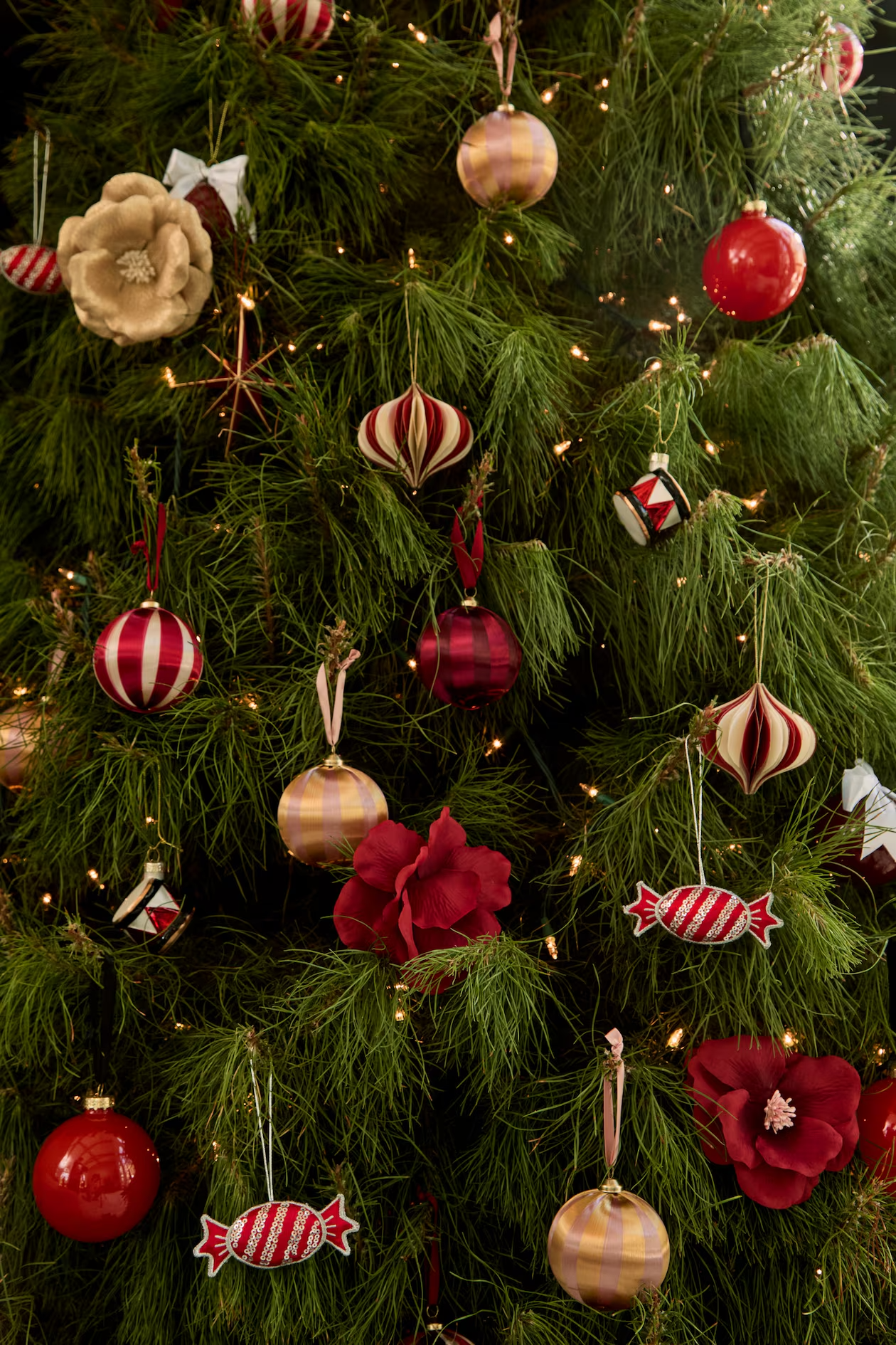 Árbol de Navidad con varios adornos rojos