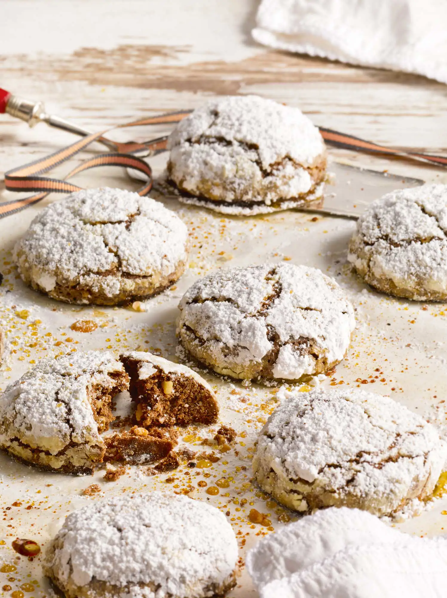 Galletas craqueladas con avellanas