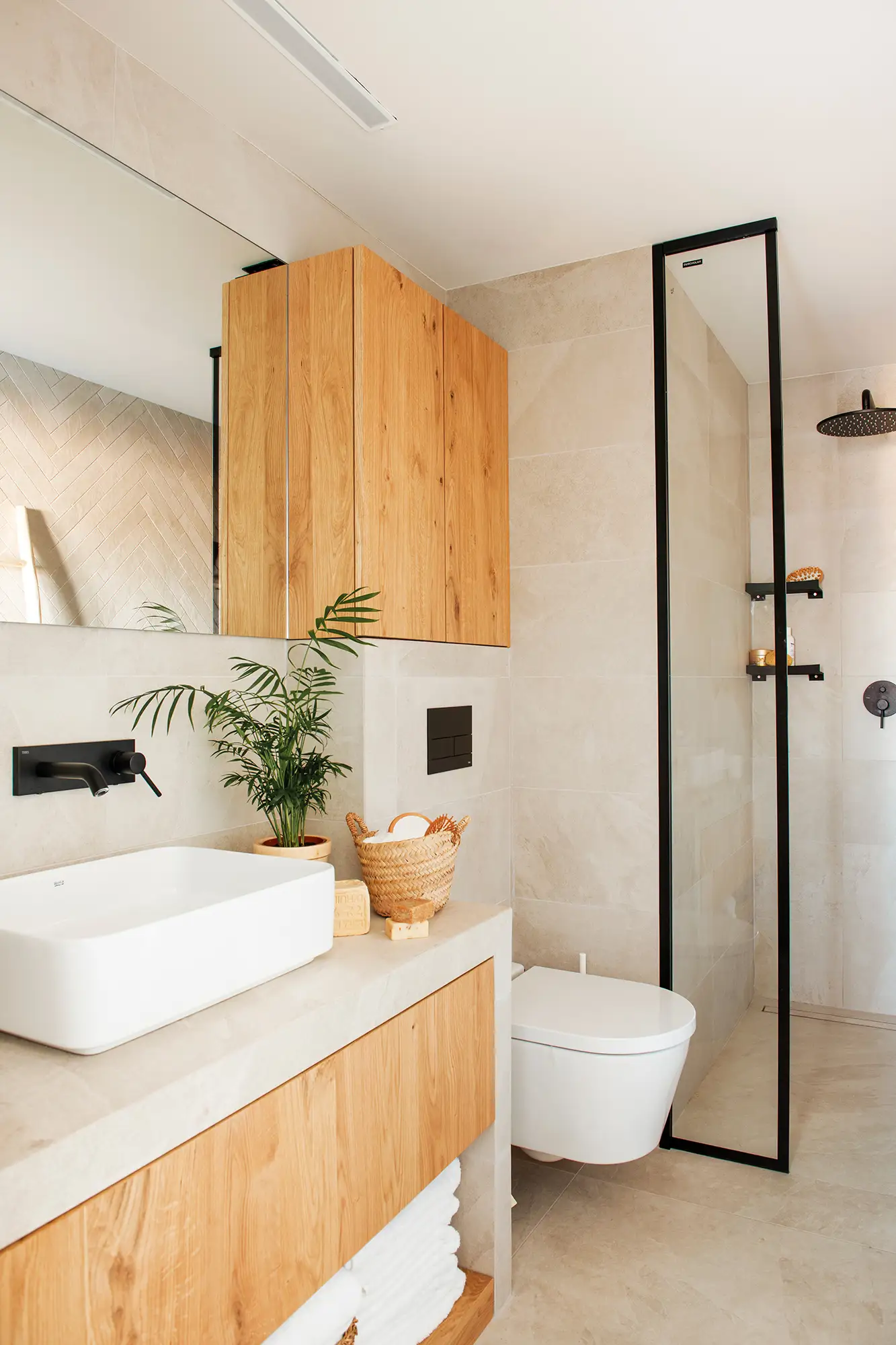 Baño pequeño y moderno con mueble en madera sobre inodoro 