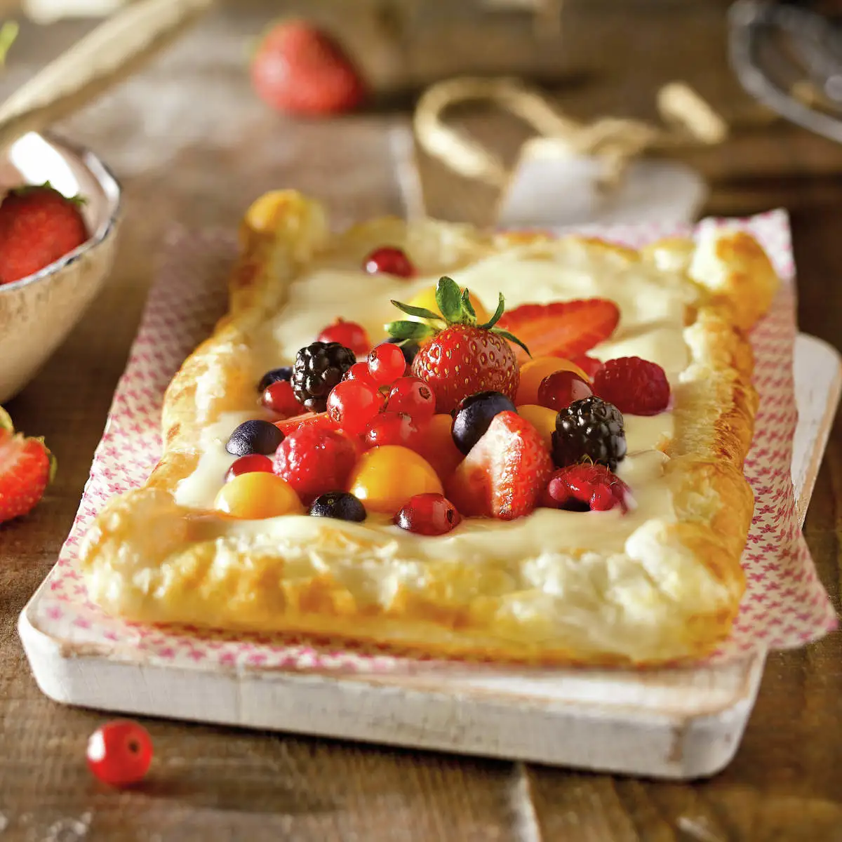 Tarta de hojaldre con crema y frutos rojos