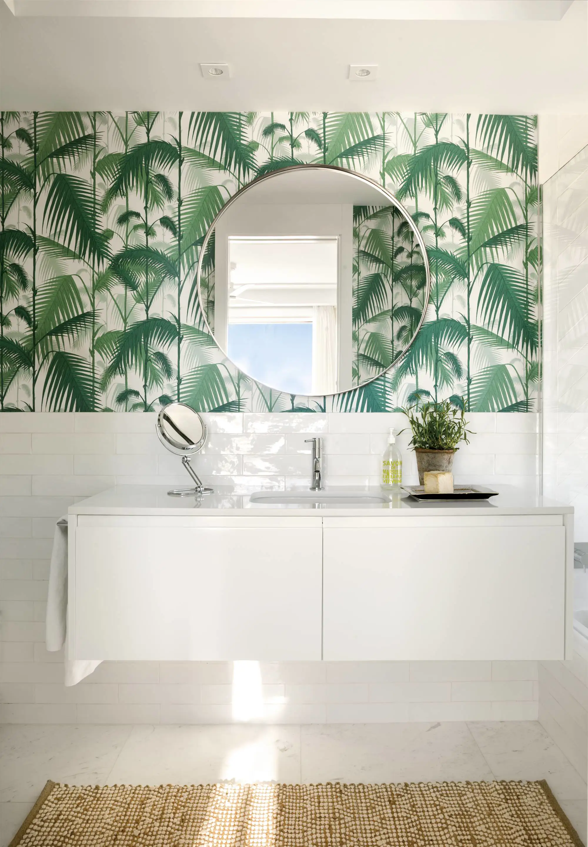 Cuarto de baño con papel pintado con motivo tropical