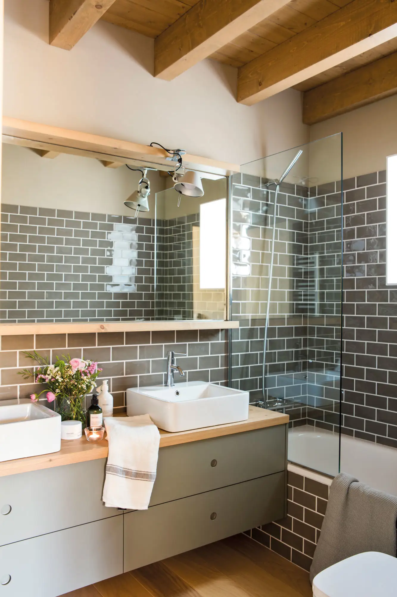 Baño con azulejos y mueble de lavabo en color verde.