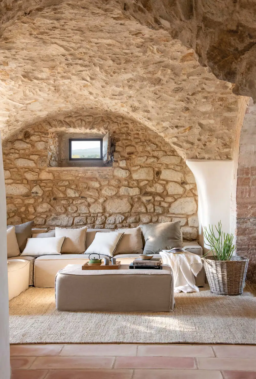 Salón minimalista con paredes de piedra