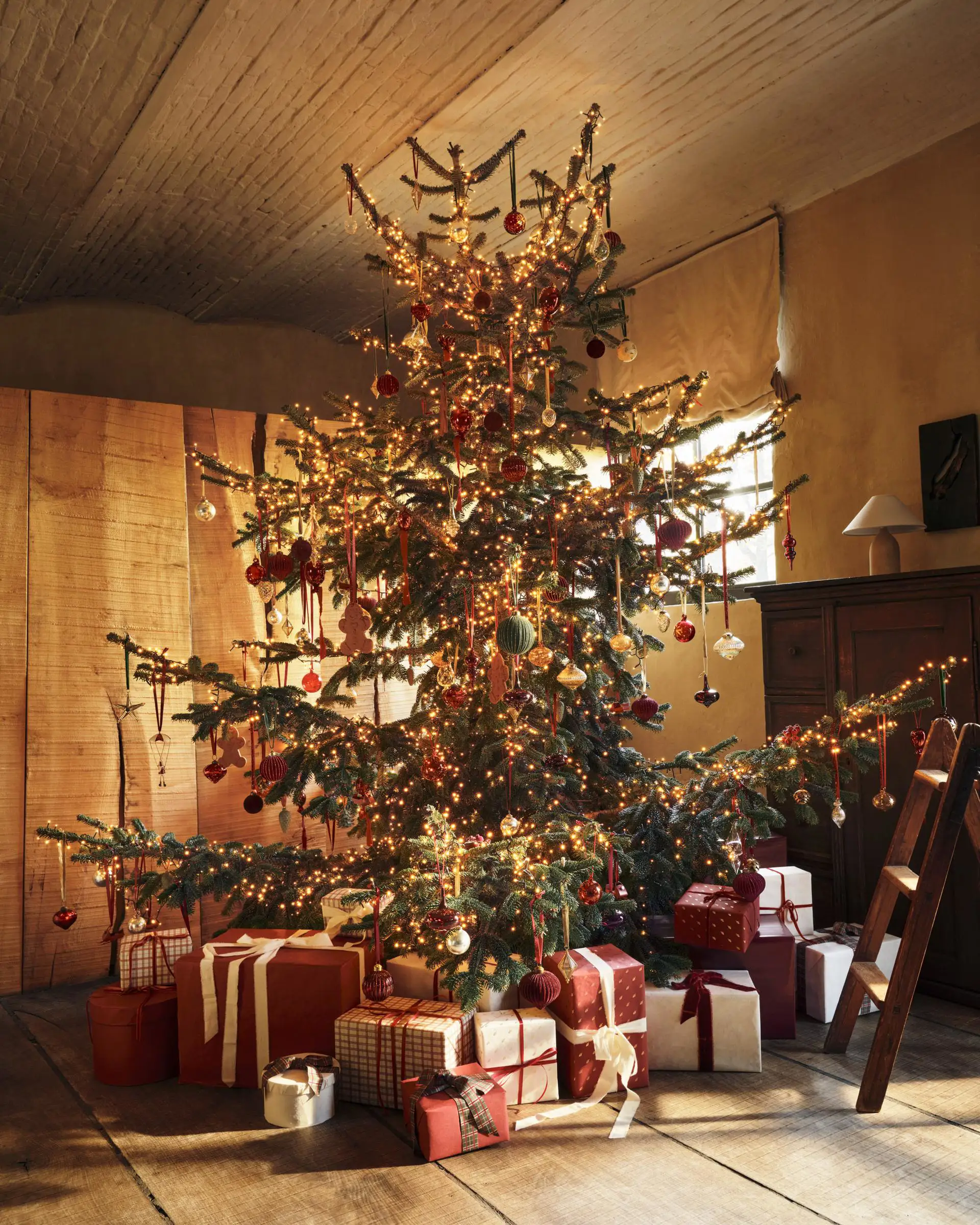 Gran árbol de Navidad decorado