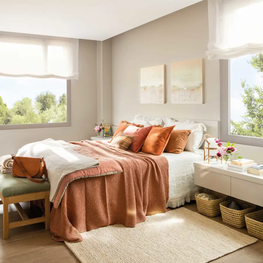 Dormitorio de otoño con ropa de cama en color coral 00546448