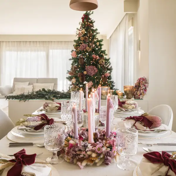 Mesa de Navidad en tonos rosas