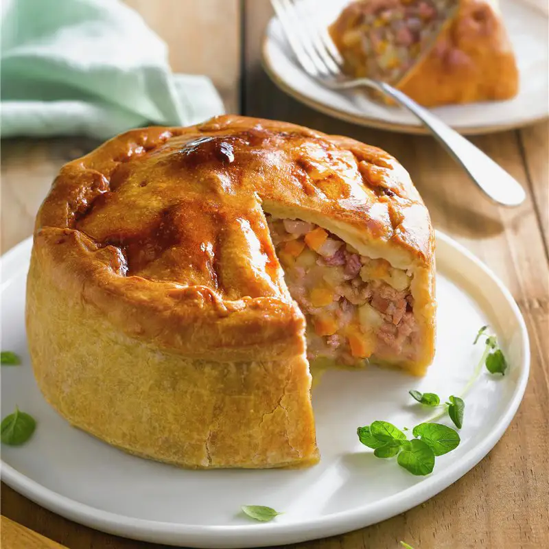 Pastel de carne con verduras y hierbas aromáticas