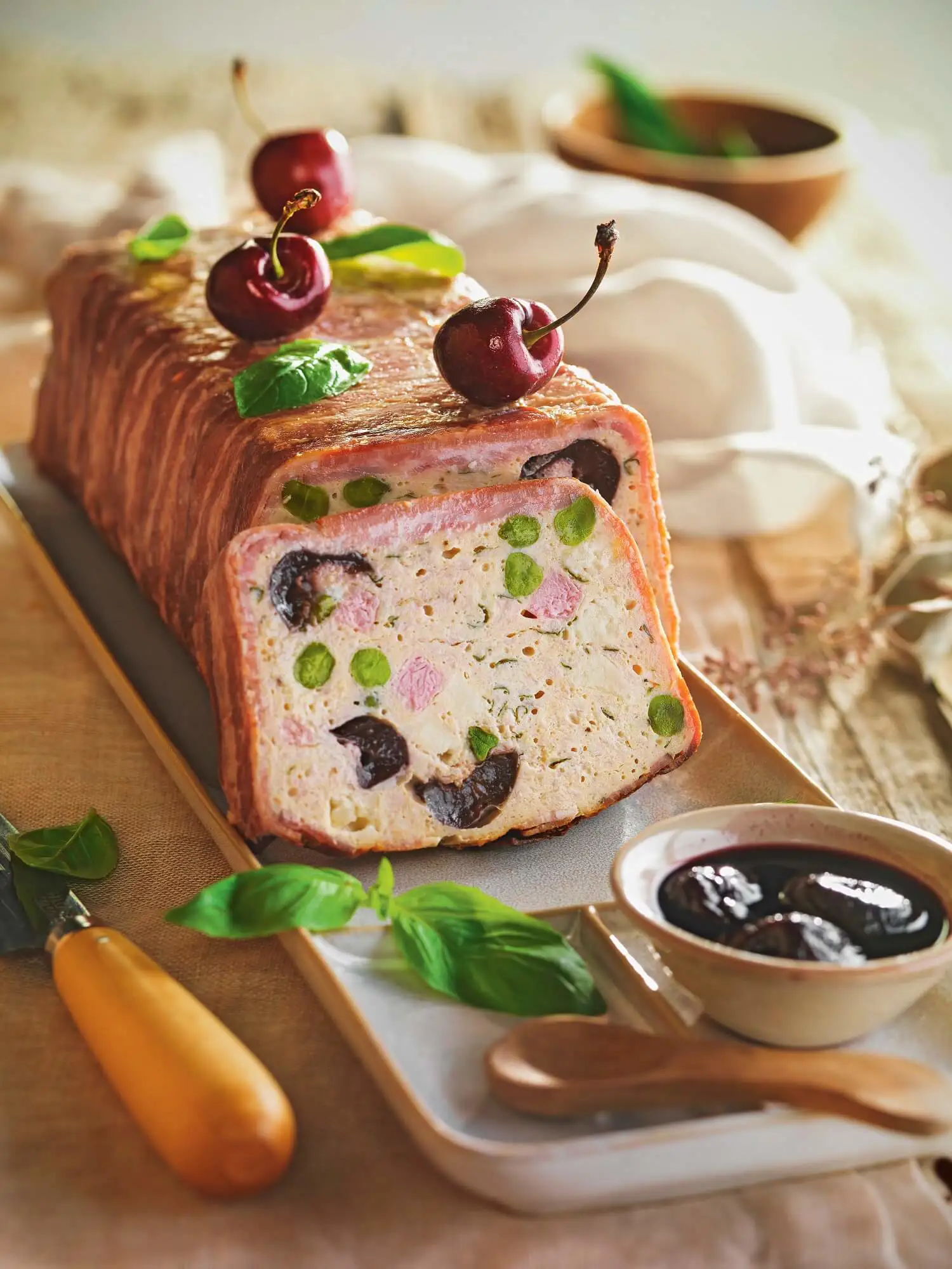 Pastel de pavo con cerezas y pistachos