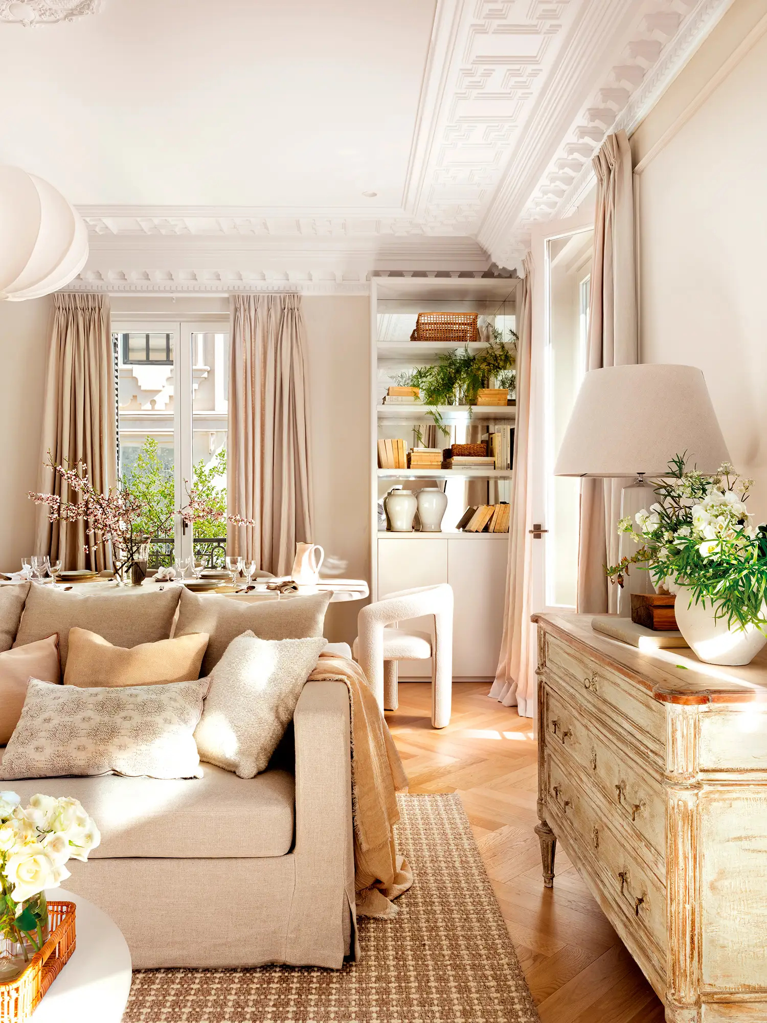 Salón con cortinas en las ventanas