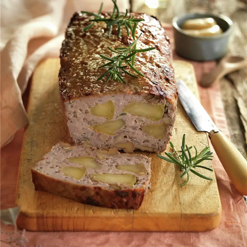 Terrina de carne picada de cerdo con manzanas y nueces