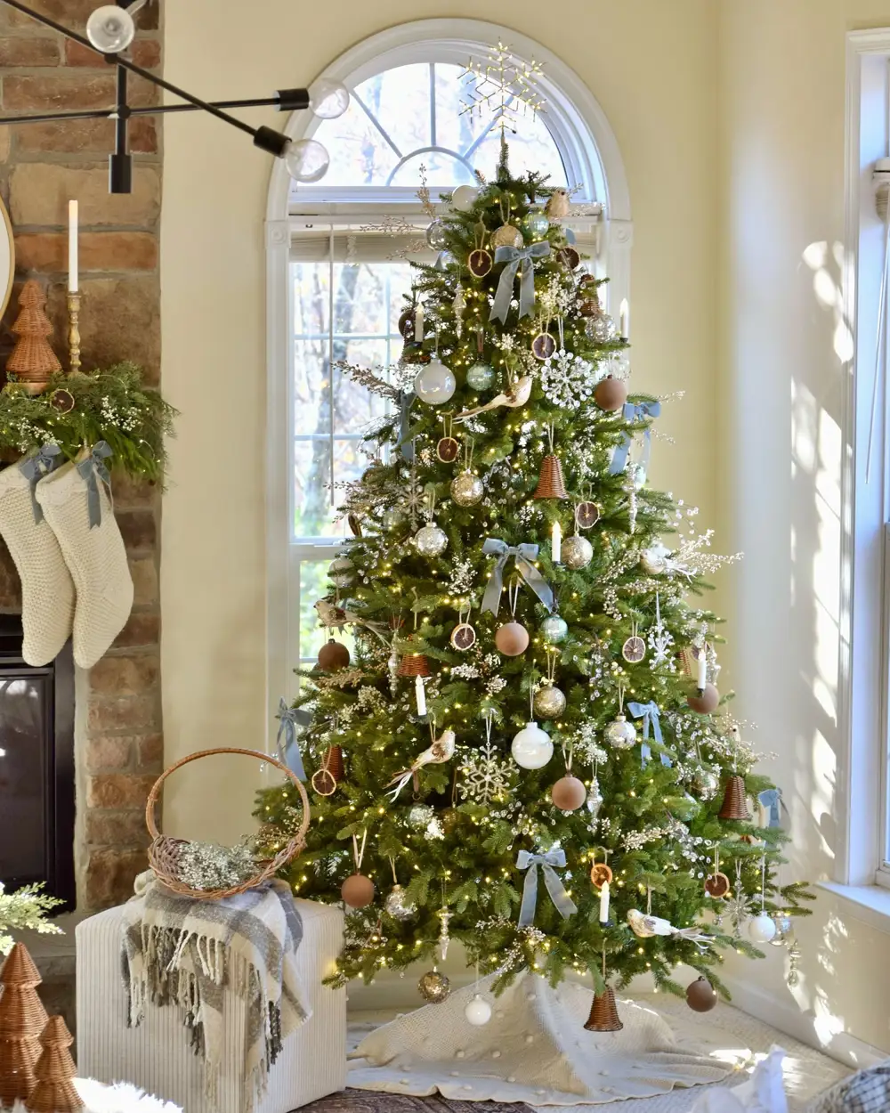 árbol decorado con velas