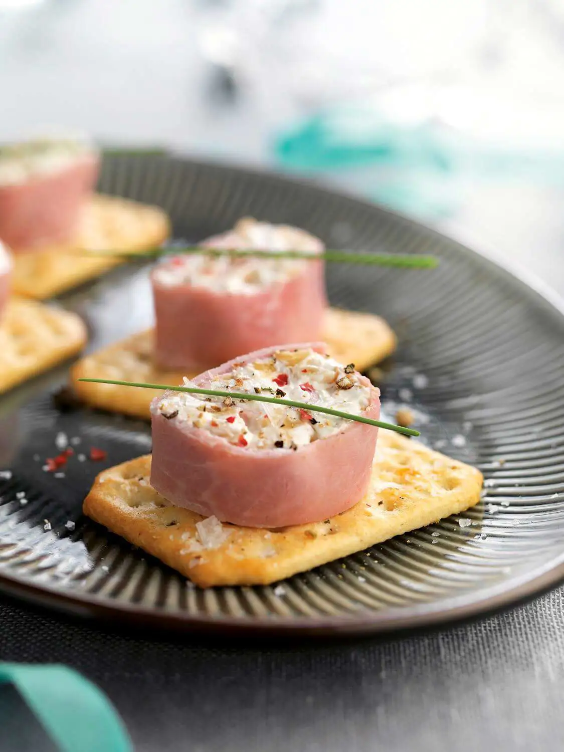 Rollitos de jamón con mousse de queso y nueces