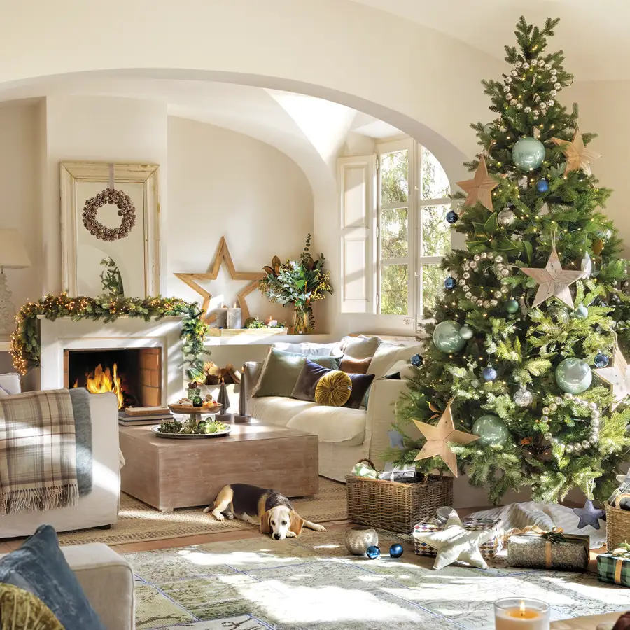 Salón con árbol de Navidad y chimenea al fondo