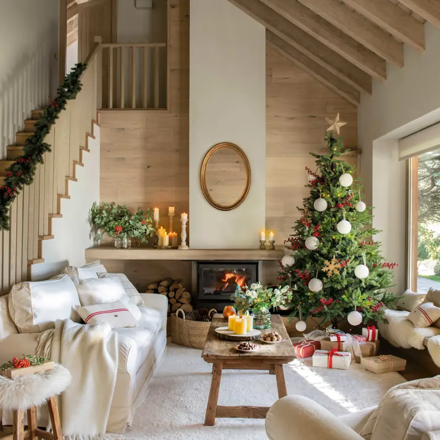 Salón navideño con chimenea, árbol y escalera decorada