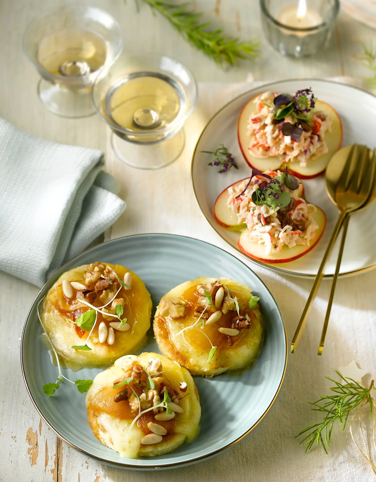 Blinis con queso brie, manzana y frutos secos