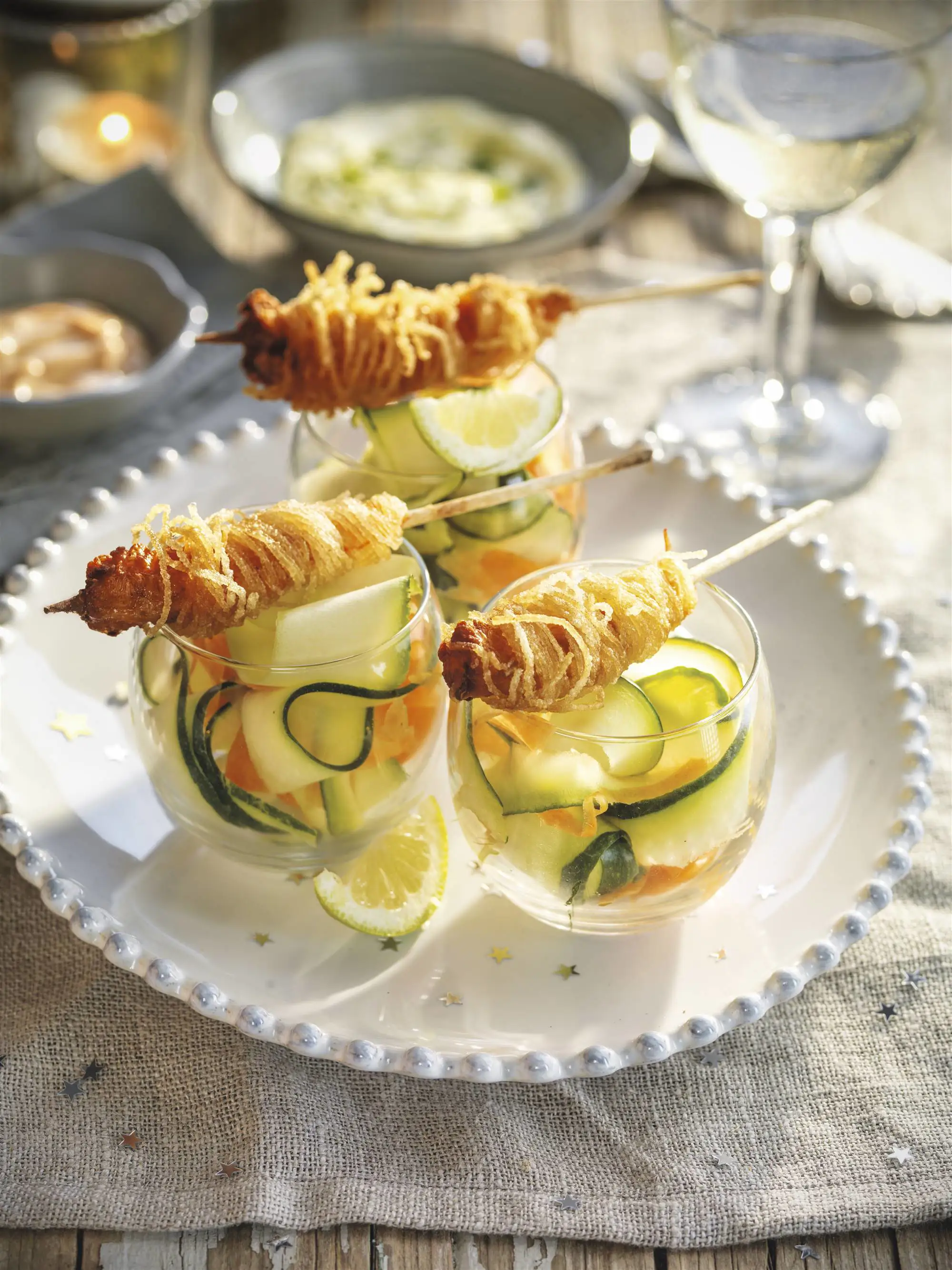 Brochetas de langostinos con carpaccio de hortalizas