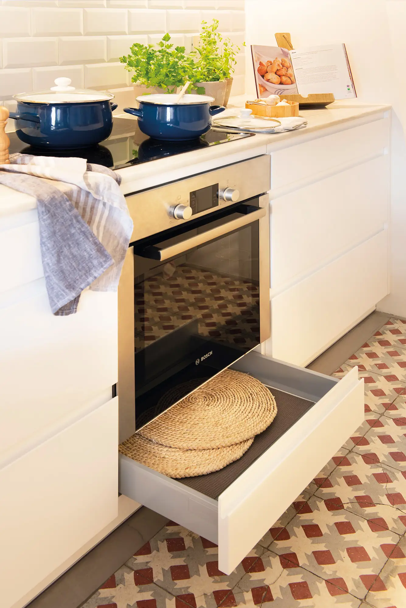 Cocina con muebles en color blanco