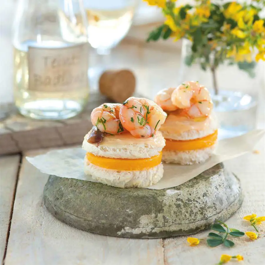 Canapés rellenos de mango con gambas 