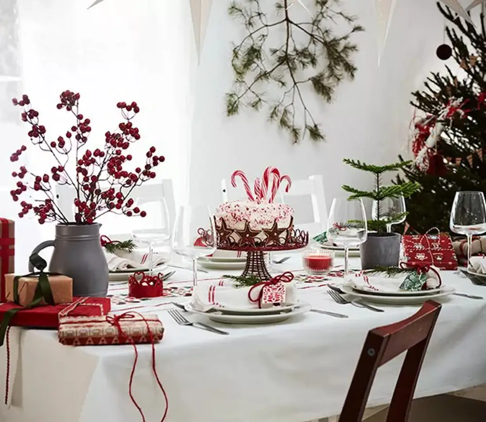 Mesa de Navidad en tonos blancos de IKEA