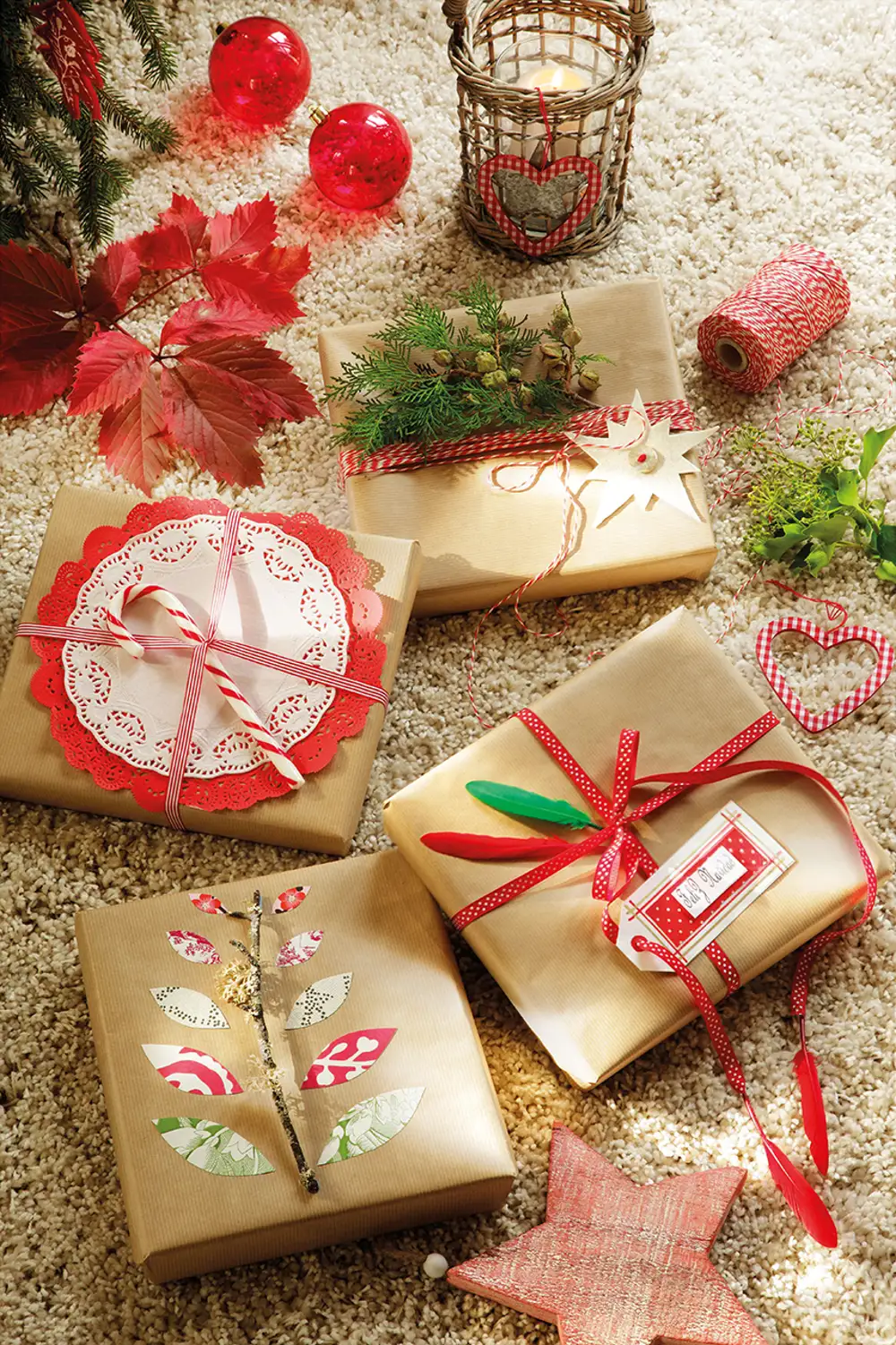 Detalle de regalos envueltos con papel rojo y kraft