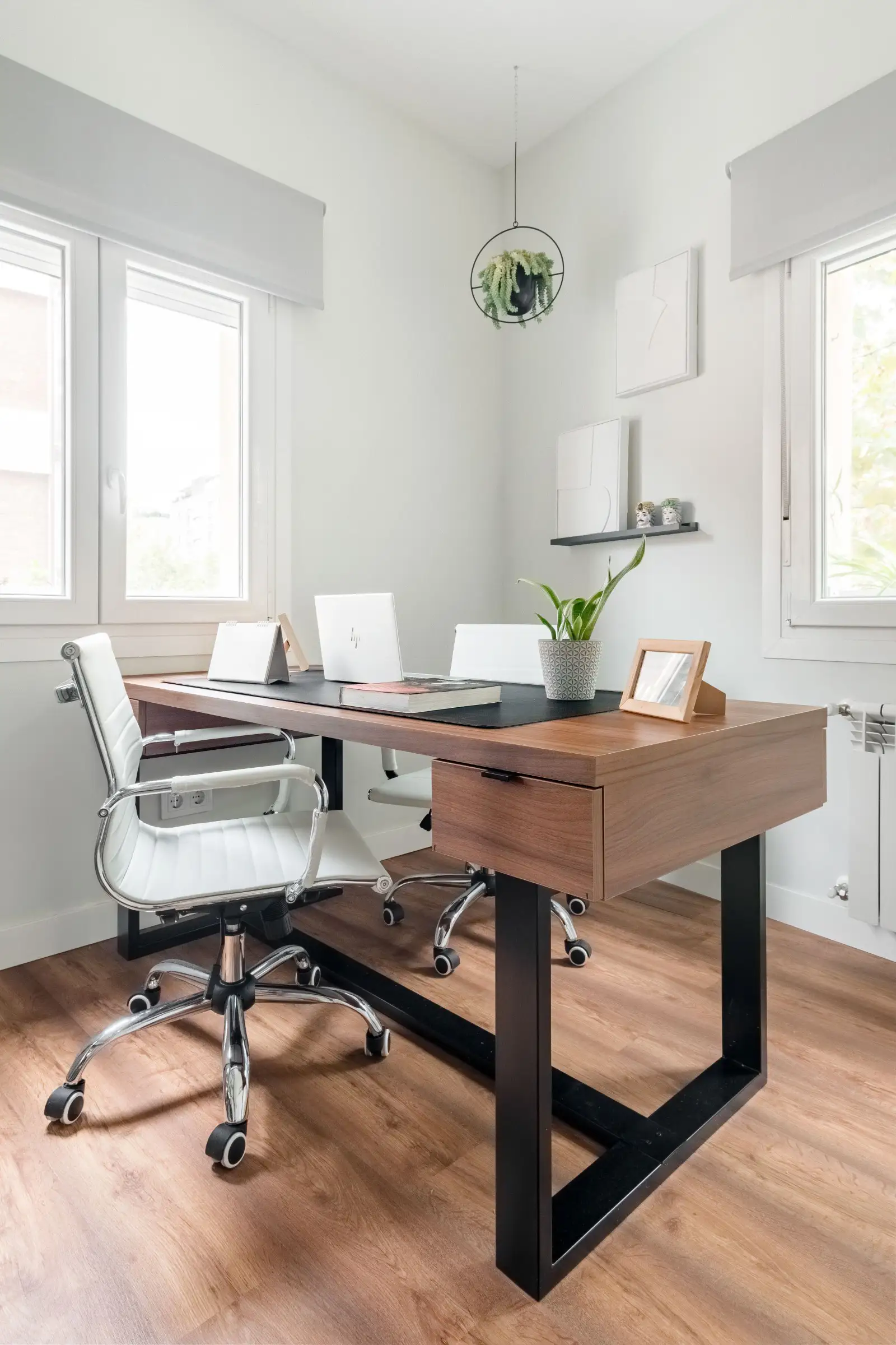 Una zona office con la calidez de la madera