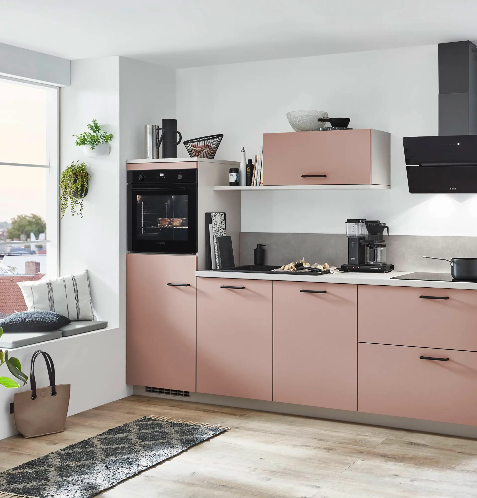 Cocina mini con muebles en color rosa