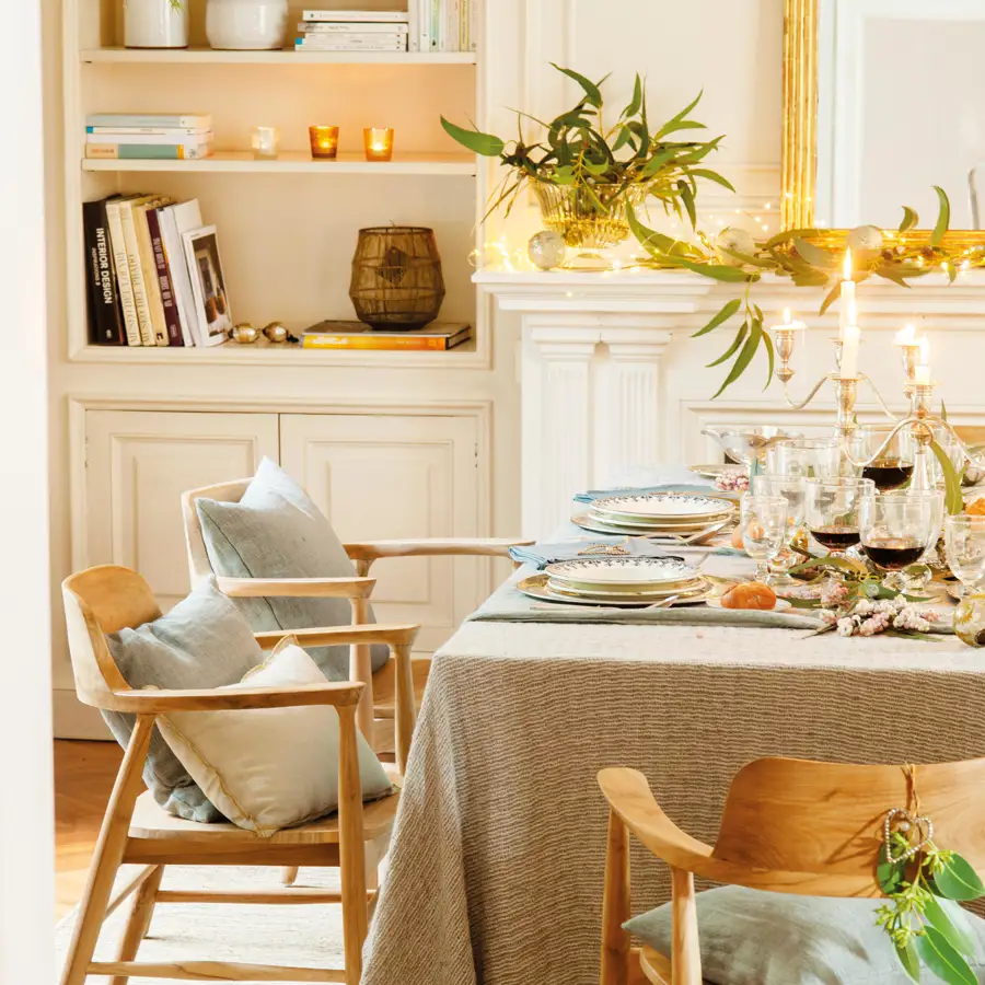 Mesa de Navidad en salón con manteles superpuestos