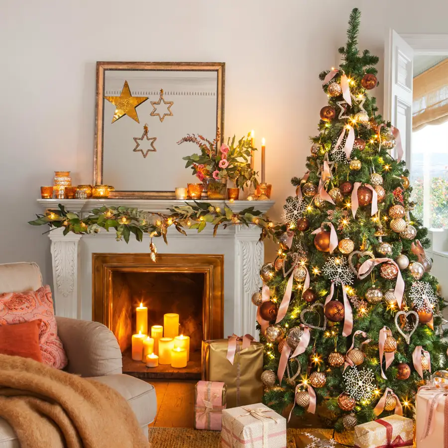 Salón navideño con chimenea y árbol