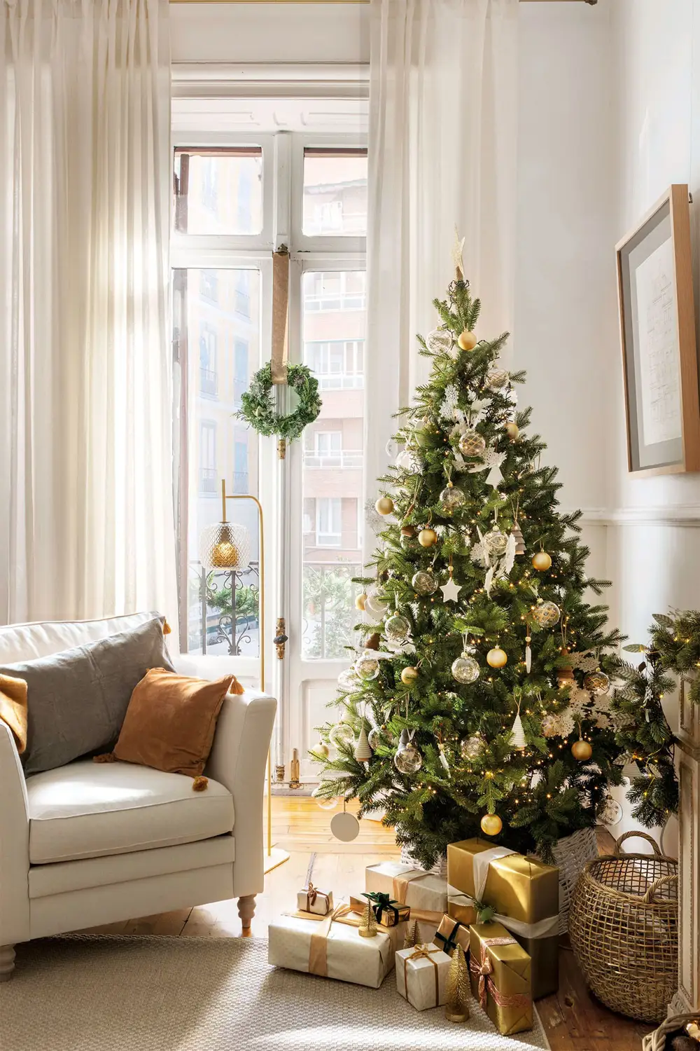 Corona de Navidad en el balcón del salón