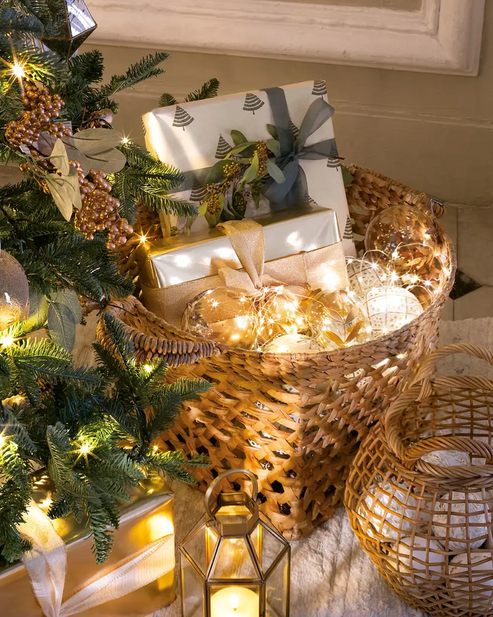 Detalle de cesto de fibras con bolas, guirnalda de luces y regalos