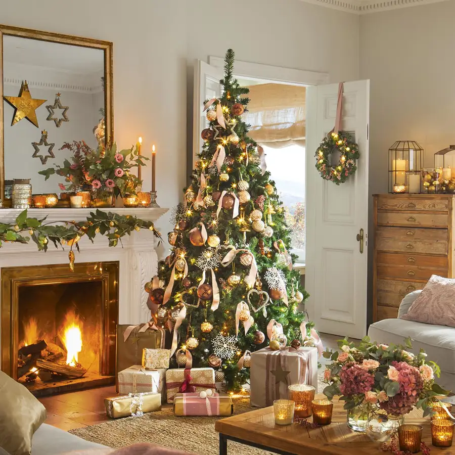 salon-decorado-de-navidad-con-arbol-con-detalles-dorados-y-rosas d6f2e3f9