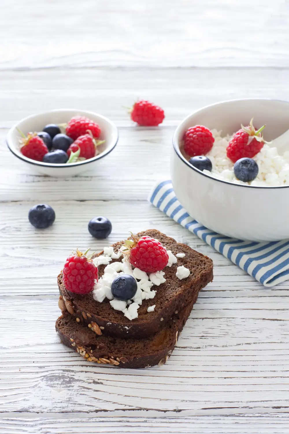 desayunos con queso cottage pan centeno frutos rojos