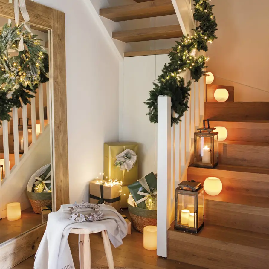 recibidor de navidad con las escaleras decoradas 00529186