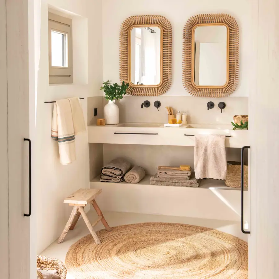 Baño de estilo minimalista cálido con espejos de fibras naturales