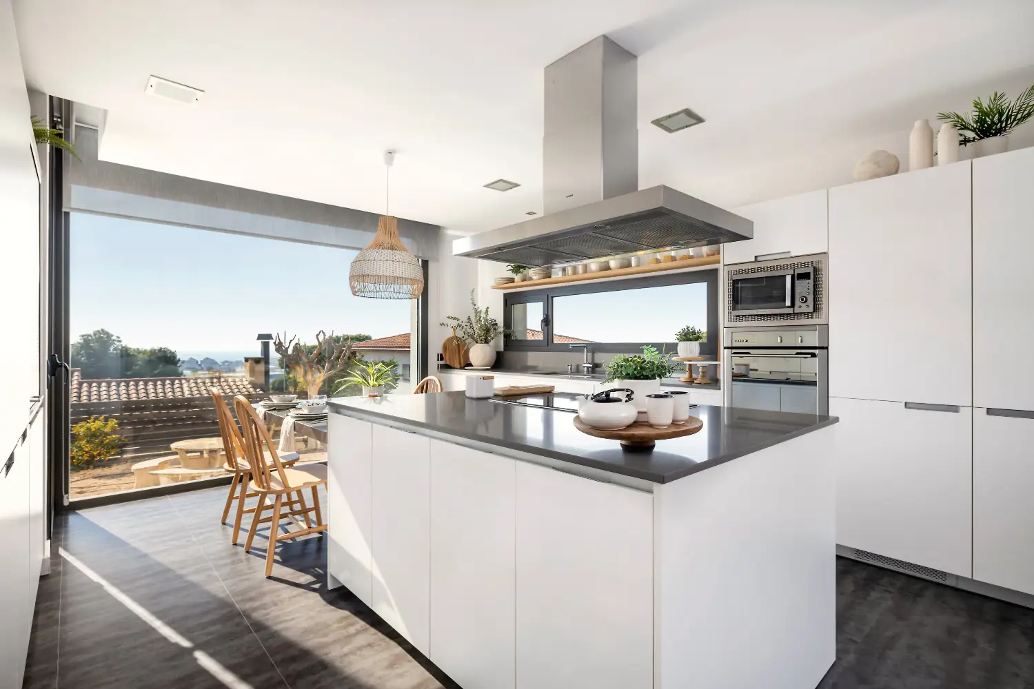 Una cocina con isla y office con increíbles vistas