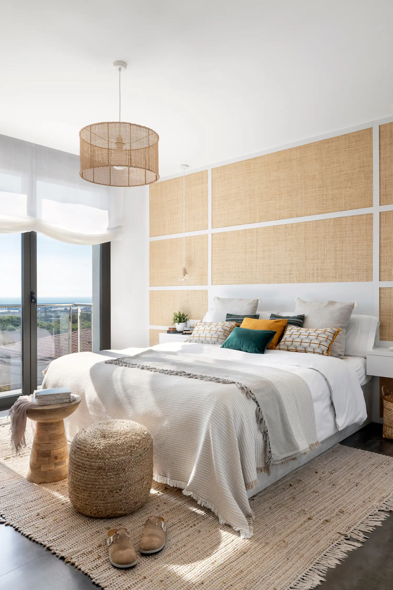 Un dormitorio con ideas fantásticas en las paredes