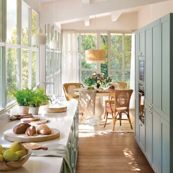 Soy interiorista y NUNCA mezclaría estos colores en una cocina de madera: están desfasados y restan calidez