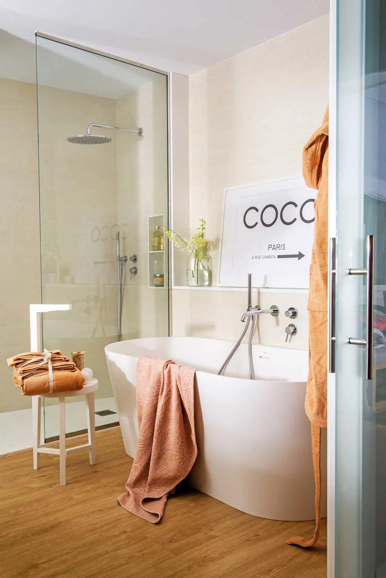 Baño con bañera exenta y lámina decorativa en blanco y negro