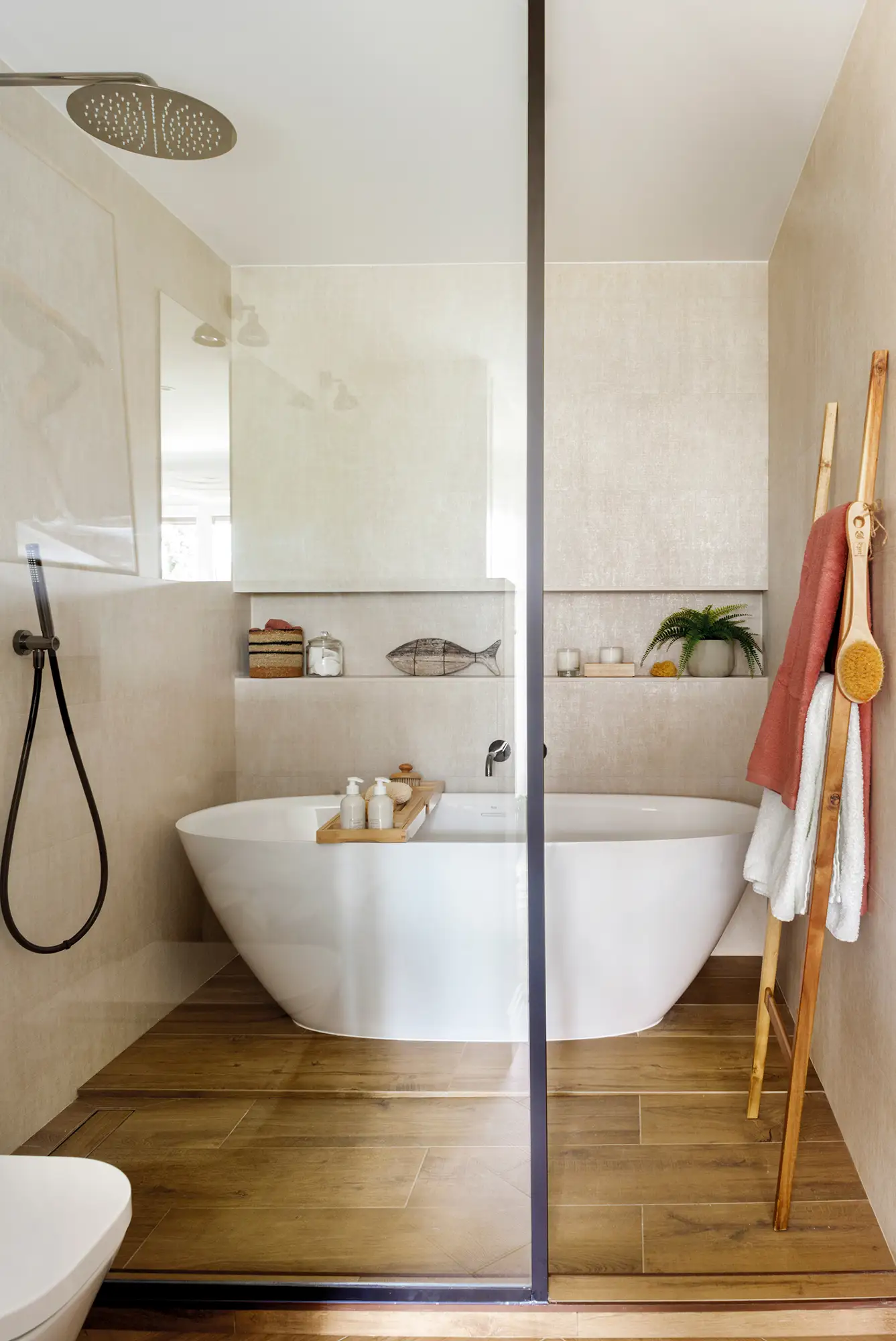 Baño con hornacina en la pared de la bañera.