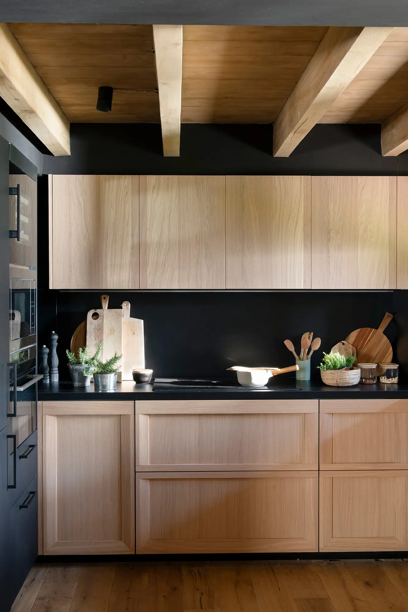 Cocina en madera y negro