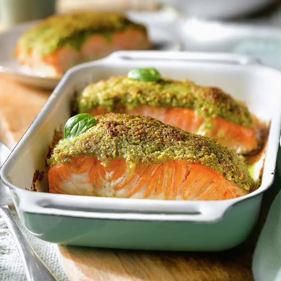 salmon al horno con costra crujiente de pesto