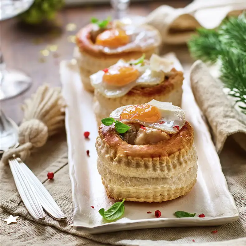 Cenas de Navidad Volovanes de setas y huevo de codorniz