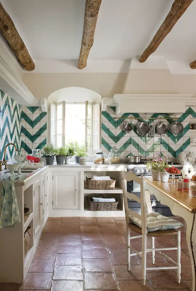 Cocina con azulejos de estampado geométrico.